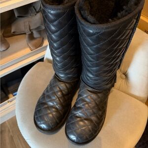 Quilted UGG Black Quilted Winter Boots sz 8